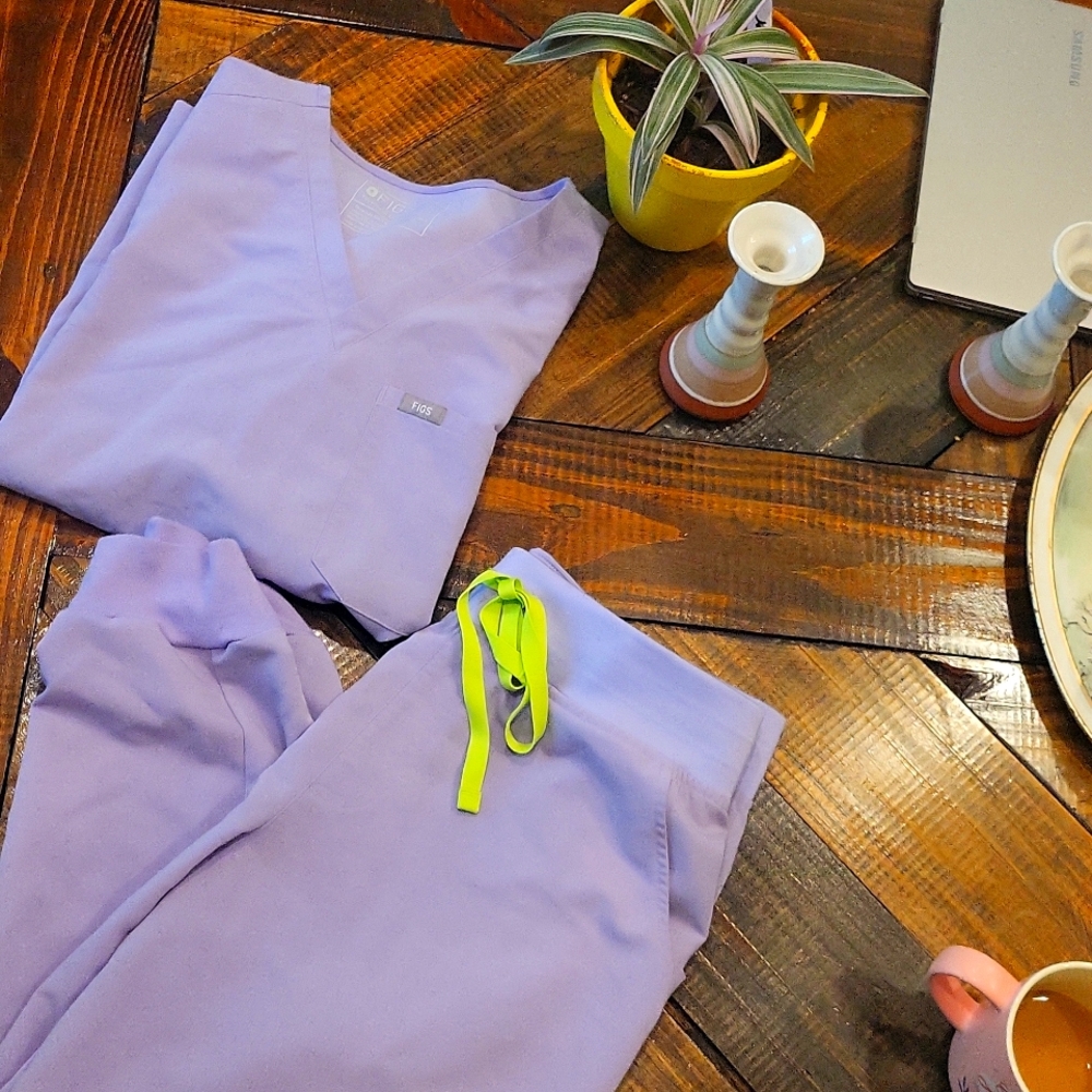 Womens FIGS scrubs in Lavender, size L